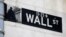 Una señal indica Wall Street, la calle del famoso centro financiero internacional en la ciudad de Nueva York, EE. UU.
