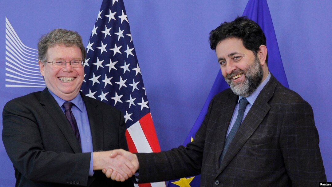 Pejabat perdagangan AS Daniel Mullaney (kiri) perunding Eropa Garcia Bercero saat melakukan pertemuan di Brussels bulan lalu (foto: dok). 