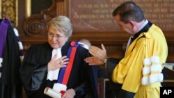 ARCHIVO- En esta foto del 8 de junio de 2015, la expresidenta de Chile, Michele Bachelet, reconoce los aplausos después de ser nombrada doctora Honoris Causa por el presidente de la Universidad Sorbonne, Carle Bonafous Murat, durante una ceremonia en la Universidad de la Sorbona, en París. (AP Photo / Remy de la Mauviniere)