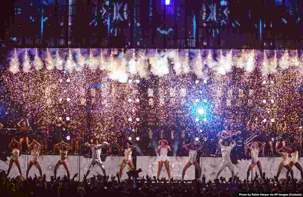 Beyoncé y su grupo de bailarines durante una de las primeras canciones de su concierto en Washingon, D.C. donde se puede apreciar el despliegue de medios de la actuación. 