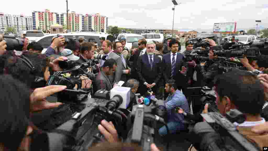 Abdullah Abdullah, chef de l&#39;exécutif afghan, parle aux journalistes sur les lieux de l&#39;attentat meurtrier, Kaboul, 19 avril 2016.