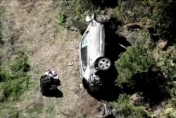 Mobil yang dikendarai Tiger Woods tampak terguling di dekat Ranchos Palos Verdes, California, Selasa (23/2). (Foto: KNBC via Reuters)