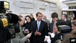 Le député républicain John Boehner de l'Ohio (au milieu) espère devenir président de la Chambre en cas de victoire des républicains en novembre.