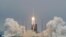 El cohete Long March 5B, que transporta el módulo central de la estación espacial china Tianhe, despega del Centro de Lanzamiento Espacial Wenchang en la provincia de Hainan, China, el 29 de abril de 2021.