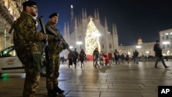 Soldados italianos vigilan cerca de la catedral gótica de Milán, en Italia.