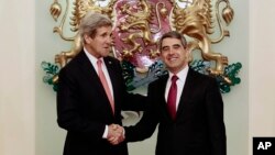 Menlu AS John Kerry (kiri) bersama Presiden Bulgaria, Rossen Plevneliev di Sofia, Kamis (15/1).