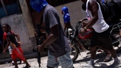 Sejumlah anak-anak tampak menemani anggota geng bersenjata dalam sebuah aksi protes di wilayah Delmas, di Port-au-Prince, Haiti, pada 10 Mei 2024. (Foto: Reuters/Pedro Valtierra Anza)