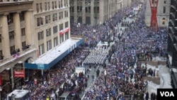 Los Gigantes de Nueva York desfilan sobre Broadway en el centro financiero de la ciudad.