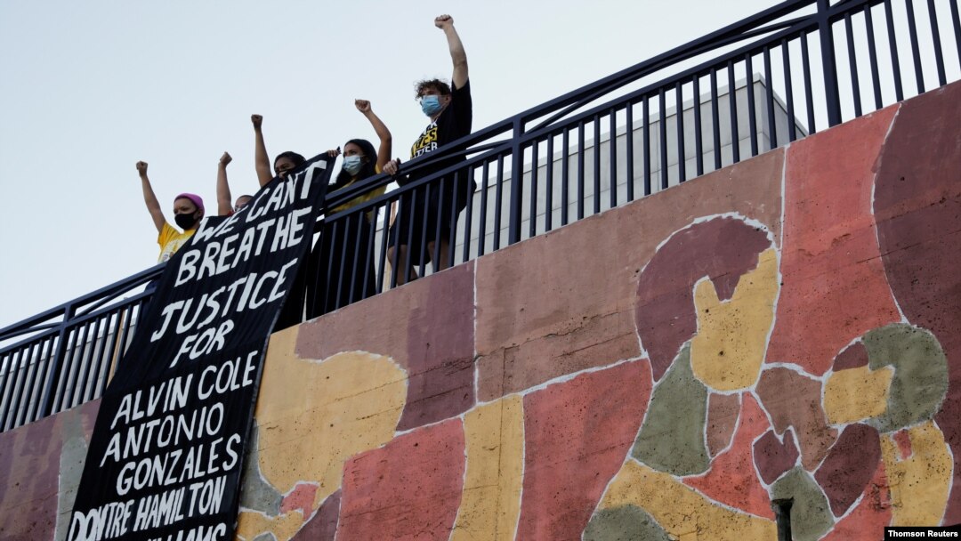 Demonstranti tokom marša protiv policijkske brutalnosti u blizini mjesta održavanja Demokratske nacionalne konvencije, Millwakueeu, Wisconsin.