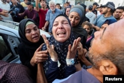 Warga Palestina berduka atas orang-orang terkasih yang terbunuh dalam serangan Israel, di Deir Al-Balah di Jalur Gaza bagian tengah. (Foto: Reuters)