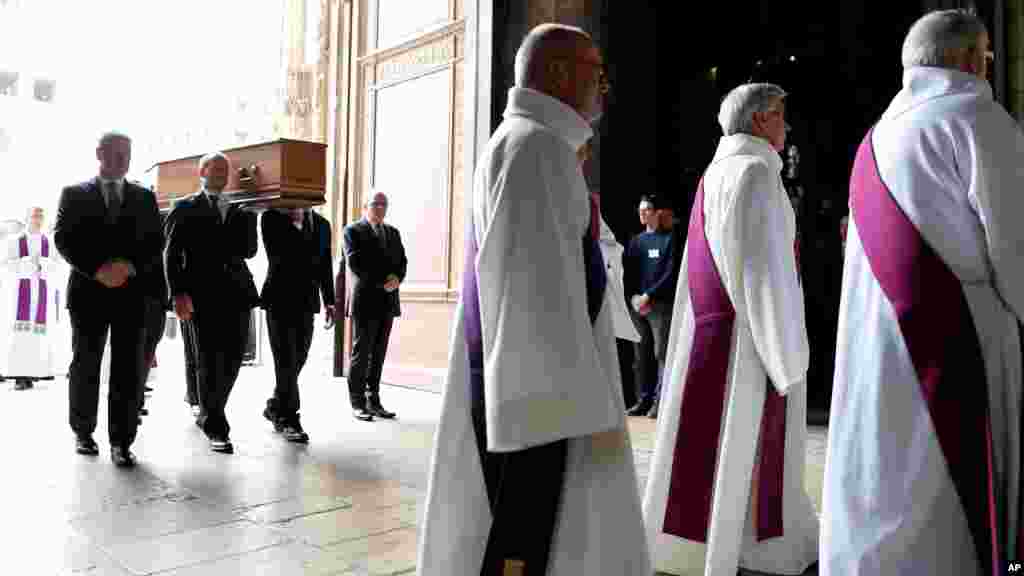 Le cercueil du père Jacques Hamel à la cathédrale de Rouen, le 2 août 2016.