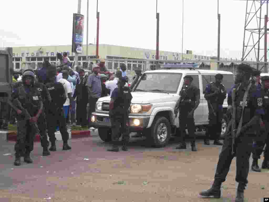 Des policiers devant le cortege d'Etienne Tshisekedi Kinshasa 26 Novembre 2011 Nicolas Pinault VOA