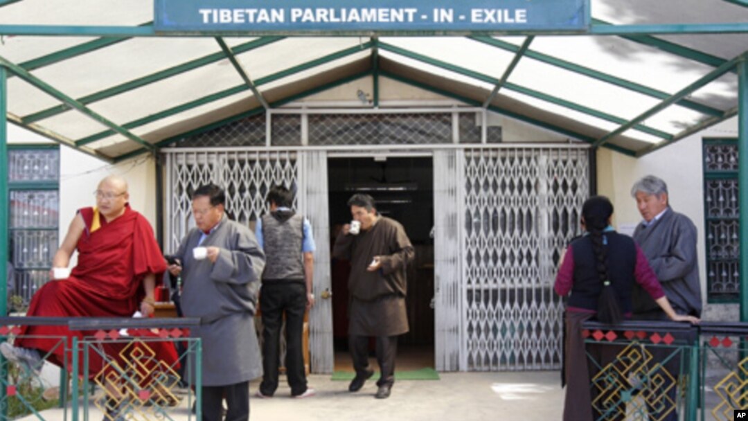Parliamentarians of Tibet's government-in-exile drink tea and talk during a break from a parliament session in the northern Indian town of Dharamshala, March 21, 2011.