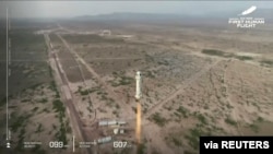 El fundador de Amazon, Jeff Bezos, asciende al espacio en el cohete New Shepard desde el sitio de lanzamiento de su compañía Blue Origin en el desierto de Texas, el 20 de julio de 2021.