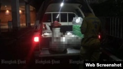 The bodies of the two illegal migrants inside the truck that took them to Chulalongkorn Memorial Hospital for a post-mortem examination, after ther were found dead in a cell at the Immigration Bureau in Bangkok early on Wednesday morning. (Screenshot from bangkokpost.com) 