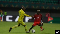  Francisco Madingalo Ishmael wadi balwela ibhola kwele Cameroon kumncintiswno oweAfrica Cup of Nations. (AP)