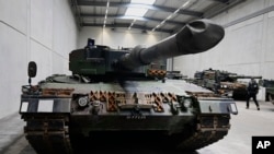 Ілюстративне фото. Танк Leopard 2 на виробничій лінії у Німеччині, 12 лютого 2024. Fabian Bimmer/Pool Photo via AP