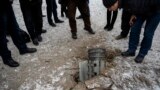 Anak-anak Palestina berlatih manasik Haji di kota Gaza dalam sebuah pelajaran sekolah tentang Haji.