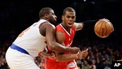 Chris Paul dari Los Angeles Clippers (kanan) dihadang Raymond Felton dari New York Knicks pada pertandingan Minggu (10/2) di New York. (AP/Frank Franklin II)