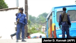 Des policiers congolais montent la garde après un incident à la prison de Makala, à Kinshasa, le 2 juillet 2013. (photo d'archives)