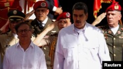 El presidente venezolano Nicolás Maduro, a la derecha, recibe con honores en el Palacio de Miraflores, en Caracas, a su homólogo colombiano Gustavo Petro.