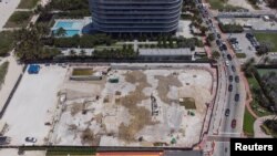 Sitio donde se derrumbó el edificio Champlain Towers South y causó la muerte de 98 personas en Surfside, Florida, visto el 14 de abril de 2022. El derrumbe se produjo hace un año.