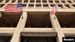 资料照片：位于美国首都华盛顿的联邦调查局(FBI)总部入口处飘扬着国旗。(2025年2月3日)