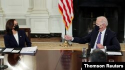 조 바이든(오른쪽) 미국 대통령은 24일 백악관에서 카멀라 해리스(왼쪽) 부통령이 남부 국경 이주자 문제를 총괄하게 될 것이라고 발표했다.