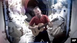 Astronot Chris Hadfield merekam video musik pertama dari luar angkasa, Minggu (12/5), menyanyikan "Space Oddity" dari David Bowie. (NASA)