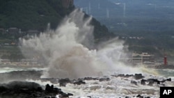 High waves crash on the eastern coast of Jeju Island, South Korea, as Typhoon Bolaven approaches the Korean Peninsula approaches the Korean Peninsula Monday, Aug. 27, 2012. (AP Photo/Yonhap, Kim Ho-cheon) KOREA OUT