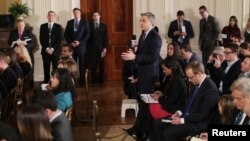 Jim Acosta de CNN , bête boire et "lauréat" des ̂"Fake News Awards" de Donald Trump, lors d'une conférence de presse présidentielle, Maison Blanche, le 16 février 2017. 