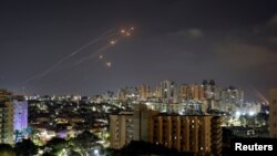 سامانه پدافند موشکی «گنبد آهنین» اسرائیل موشک‌هایی را که از نوار غزه به سمت اسرائیل پرتاب شده‌اند، رهگیری می‌کند (۱۵ مرداد ۱۴۰۱)