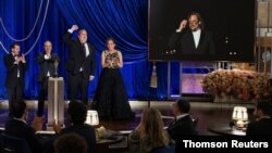 Jaime Baksht, Carlos Cortes, Phillip Bladh, Michelle Couttolenc y Nicolas Becker (en la pantalla) aceptan el Oscar durante la retransmisión en vivo en la cadena ABC de la ceremonia, en Los Ángeles, EE. UU., el 25 de abril de 2021.