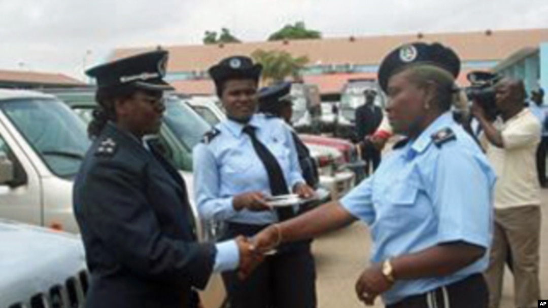 Elizabeth Frank "Bety" cumprimenta agentes do Comando Provincial de Luanda