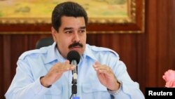 El gobierno de Venezuela evita el costo del aumento de la gasolina en vísperas de año electoral.