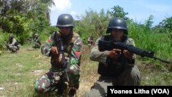 TNI Brimob jaga Poso Pesisir Bersaudara (VOA/Yoanes Litha)