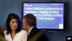 La embajadora de EE.UU. ante las Naciones Unidas, Nikki Haley, habló en la sede la ONU en Nueva York, el lunes, 27 de marzo, de 2017.