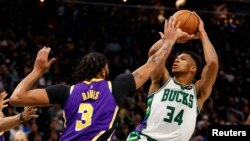  Giannis Antetokounmpo des Milwaukee Bucks tente de shooter face à Anthony Davis des Los Angeles Lakers, USA, le 17 octobre 2021.