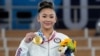 La medallista de oro Sunisa Lee de los Estados Unidos muestra su medalla para la gimnasia artística femenina en los Juegos Olímpicos de Verano de 2020, el jueves 29 de julio de 2021 en Tokio. (Foto AP / Gregory Bull)