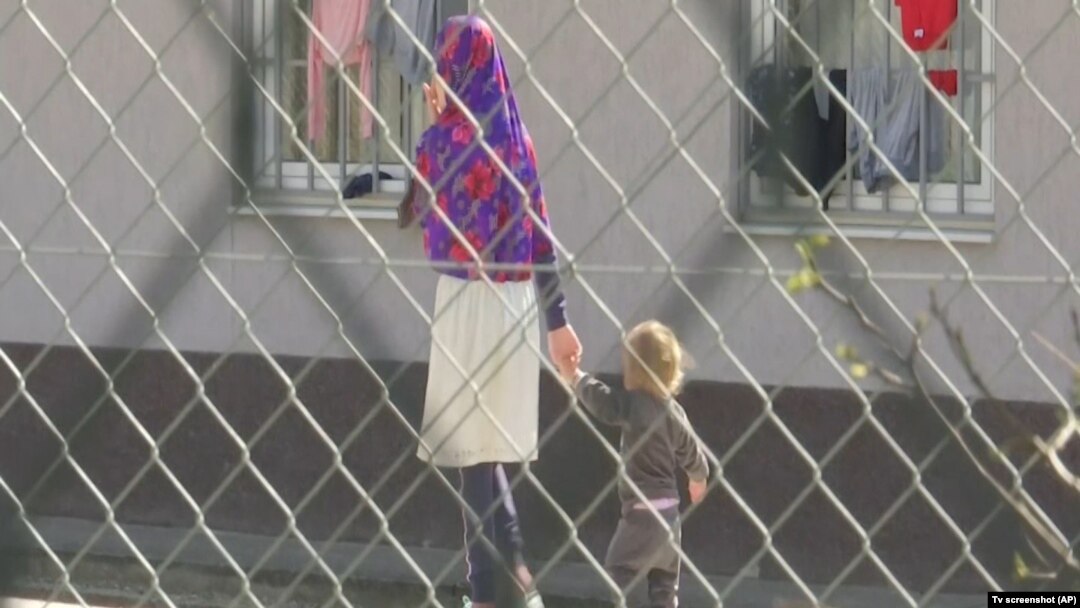 Jedna od majki sa detetom u Pritvornom centru za strance (Foto: AP TV screenshot)