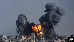 Fumo de uma explosão após um ataque israelita à cidade de Gaza, Julho 22, 2014