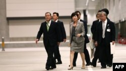 Wali Kota Tokyo Yuriko Koike (Tengah) mengunjungi Pasar Ikan Toyosu sebelum upacara peresmian di Tokyo, 13 September 2018. Toyosu, yang mulai beroperasi pada Oktober, akan menggantikan pasar ikan legendaris dan terbesar di dunia, Pasar Tsukiji. (Foto: AFP)