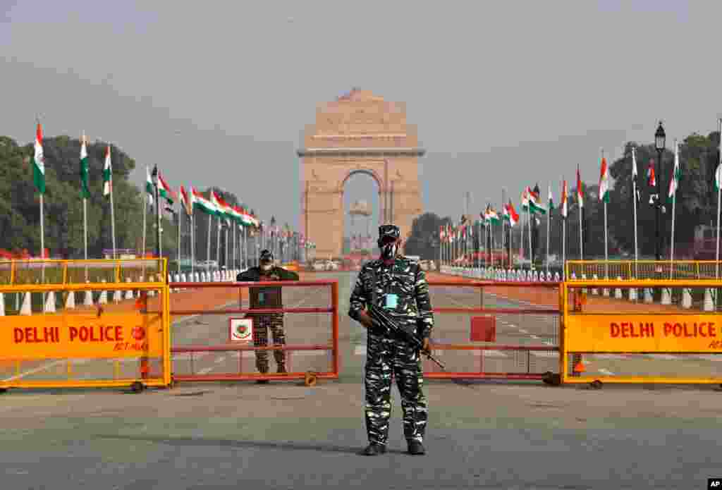 نمایی از دروازه شهر دهلی نو. هند برای مراسم روز جمهوری در روز سه‌شنبه آماده می‌شود. این یکی از سه روز تعطیل ملی در هند است.