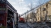 俄罗斯空袭乌克兰哈尔科夫后，救援人员在现场工作。(2024年4月4日) 