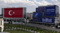 나토(NATO·북대서양조약기구) 정상회의 개막을 하루 앞둔 2026년 7월 6일, 터키 앙카라의 건물들에 터키 국기와 나토 정상회의 배너가 걸려 있다.