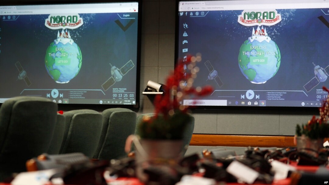 Monitor-monitor komputer menyala di Pusat Pelacakan Sinterklas NORAD di Pangkalan Udara Peterson, Colorado Springs, Colorado, 23 Desember 2019. (Foto: Associated Press)