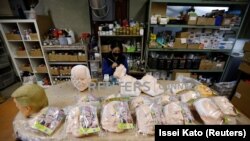 Produsen topeng di Jepang mengalihkan produksi ke masker presiden terpilih dari Partai Demokrat, Joe Biden. (Foto: Reuters/Issei Kato)