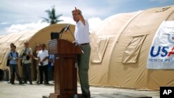 Menlu AS John Kerry memberikan sambutan saat mengunjungi wilayah yang terkena dampak topa Haiyan di Tacloban, FIlipina (18/12).