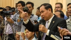 Um Sam An, a prominent opposition lawmaker challenges Cambodian officials about border issue at a press conference about official map used for border post at the Council of Ministers on July 2nd, 2015. (Neou Vannarin/VOA Khmer)