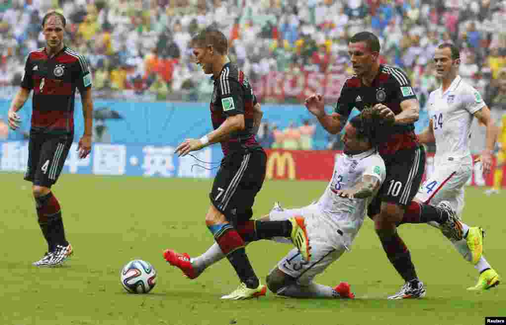 یو ایس اے کے جونز اور جرمنی کے شیوانسٹیگر برازیل فٹ بال ورلڈکپ کے مقابلے میں فٹ بال کےلیے تگ و دو کرتے ہوئے